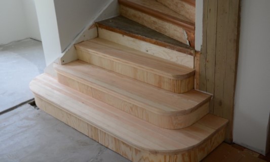 Renoverad trappa med nya furusteg och fräst trappnos